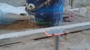 Установка маяков для заливки стяжки с помощью грибков для крипления пенополистерольних плит