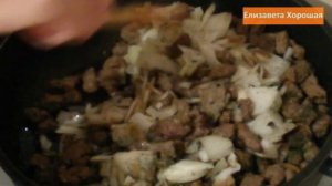 ?Тушеная говяжья печень со сметаной и луком