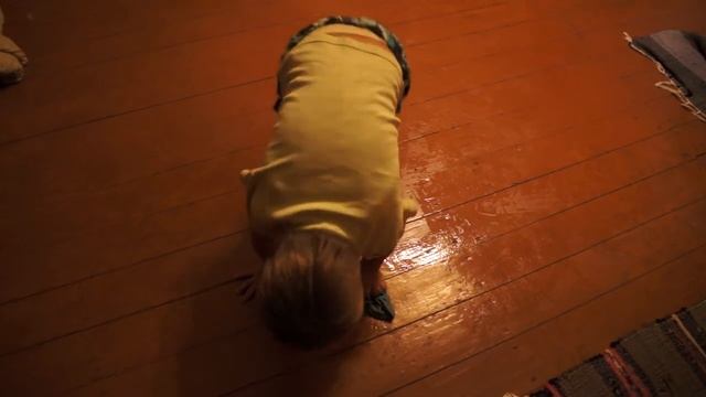 Артёмчик моет пол тщательно. Baby wash the floor thoroughly. смотреть онлайн
