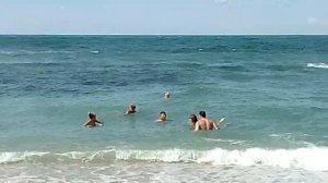 Купание в волнах. Счастливы взрослые и дети. Чёрное море.