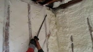 Обрезка излишков ППУ электропилой