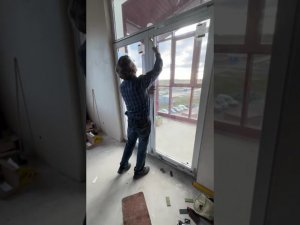 Посмотрите, как легко заменить дверь в балконном блоке, не заказывая новые створки!