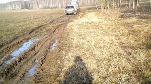 Вытаскиваем Рено дастер с поля.