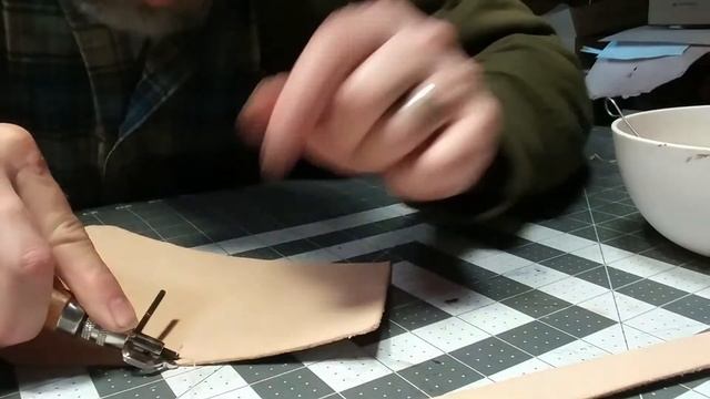 How to make a leather steampunk cellphone pouch Tutorial 1 Episode 3.5 - Grooving смотреть онлайн