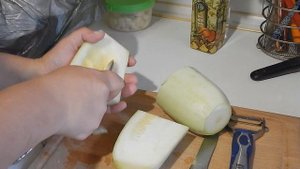 Как почистить кабачки ? Легко и быстро. Для молодых хозяюшек