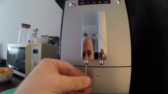Чистим "носик" кофейной машинки Melitta Caffeo Solo смотреть онлайн