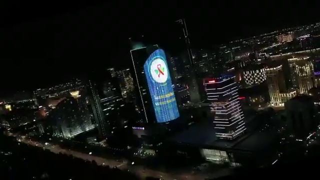 В столице осветили красным цветом «Байтерек» и здание «Ханшатыр» смотреть онлайн