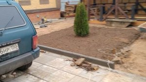 Благоустройство двора тротуарной плиткой+бордюр+клумбы