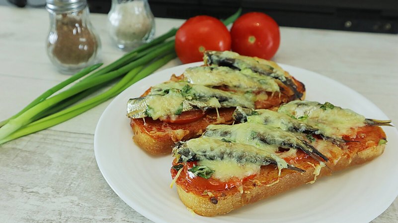 Горячие бутерброды со шпротами и сыром.