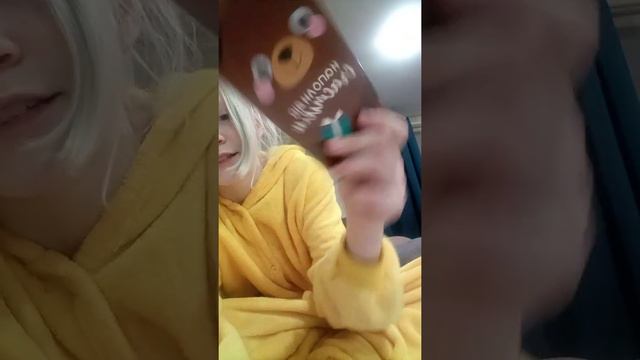 Открываем ну ооочень красивую шоколадку 🍫 смотреть онлайн