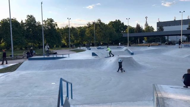 Езда на трюковом самокате смотреть онлайн