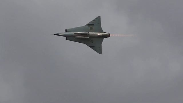 SAAB 35 Draken Airshow Performance - Big Afterburner! смотреть онлайн