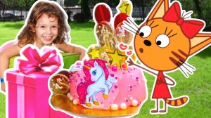 Лиса Алиса в Парке! Поздравление Карамельки и подарки от друзей! Видео для детей