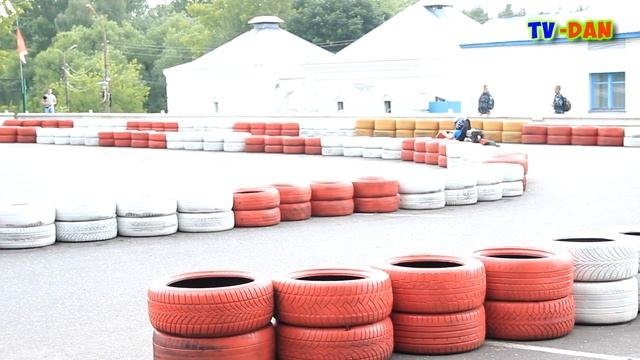 Ребенок за рулем картинга. Гонка взглядом ребенка смотреть онлайн