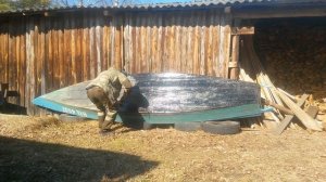 Ежегодная процедура по обработке днища у лодки