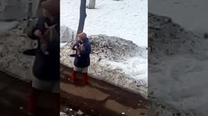 Пьяная женщина поёт песни.