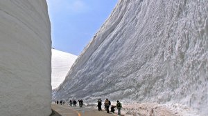 Такие ГИГАНТСКИЕ снежные сугробы вы еще не видели!