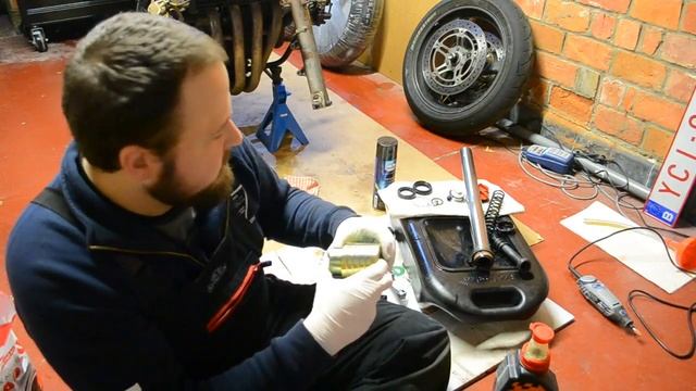 Replacing fork seals on a '98 Honda CB 600F Hornet смотреть онлайн