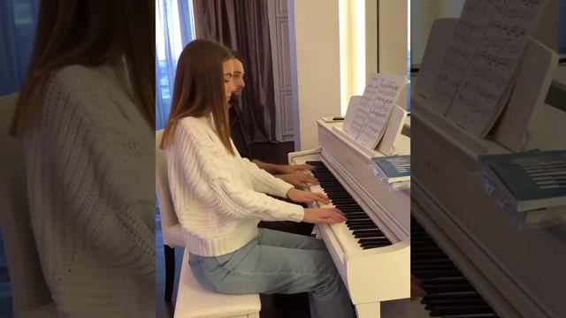 Даша Клюкина играет на пианино смотреть онлайн