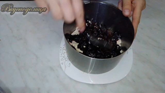 Любимый салат из курицы и чернослива смотреть онлайн