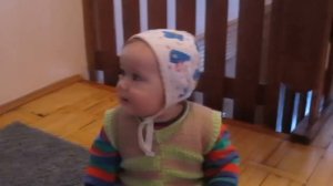 Малыш смеется.