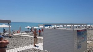 Пляж, набережная и парк санатория "Лазаревский". Корпус "Морской" на берегу моря. 18 июня 2021