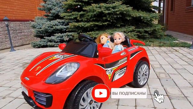 Меля играет в магазин игрушек и автомойку