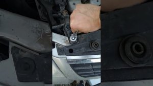 Замена верхней подушки радиатора Nissan Almera Classic часть 2