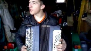 Парень играет на баяне