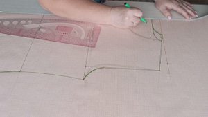 Простой способ построения выкройки футболки. Можно строить сразу на ткани.