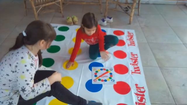 Играем в Твистер в 3 часть смотреть онлайн