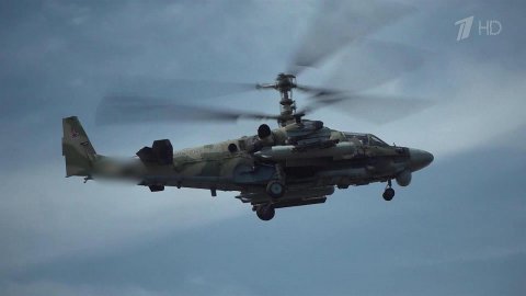 Российские ударные вертолеты Ка-52 и Ми-8 уничтожают опорные пункты и бронетехнику ВСУ
