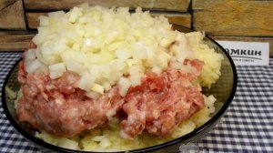 Котлеты из свино-говяжьего фарша с картофелем на сковороде