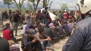 Бунт нелегальных мигрантов в стихийном лагере в греческой деревне Идомени