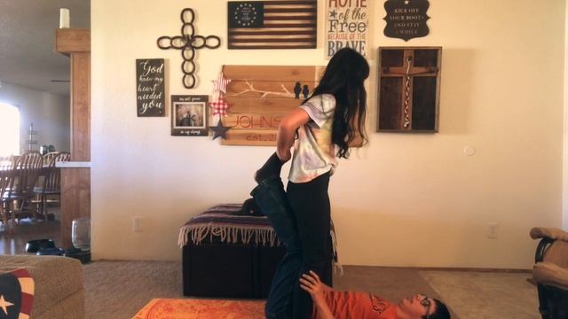 Brother/Sister Yoga Challenge смотреть онлайн