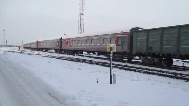 Длинный состав смешанный. Изморозь на деревьях, крепкий мороз и лёгкий снежок.
