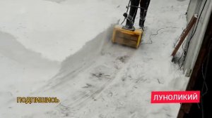 ЭЛЕКТРИЧЕСКИЙ СНЕГОУБОРЩИК ЧЕМПИОН 5 ЛЕТ СЛУЖБЫ