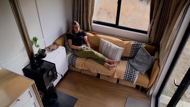 Маленький дом засмеяли все соседи, но когда зашли внутрь у всех волосы стали дыбом смотреть онлайн