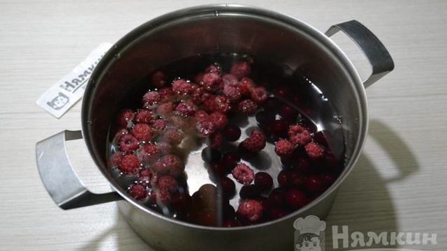 Желе из замороженной вишни и малины на желатине