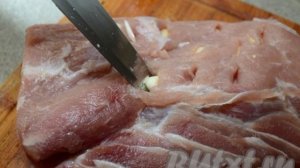Свиная корейка, запечённая в фольге в духовке целым куском