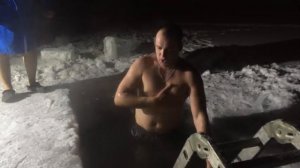 СИБИРСКИЕ ПАРНИ КУПАЮТСЯ НА КРЕЩЕНИЕ В -30 градусов МОРОЗА. (19.01.2016. КРАСНОЯРСК).