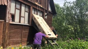 Как поднять диван на второй этаж дачного домика )))