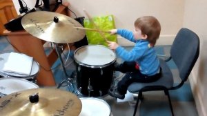 Денис играет на ударных инструментах