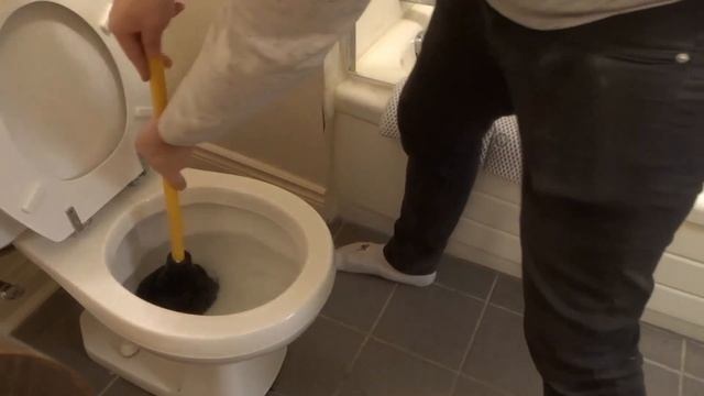 How To Use A Plunger (To Unclog A Toilet)-Tutorial смотреть онлайн