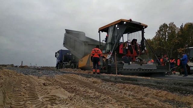 Ремонт дороги. Укладка асфальта, (асфальтоукладчик Volvo) Road repair. Asphalt paving. смотреть онлайн