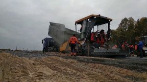 Ремонт дороги. Укладка асфальта, (асфальтоукладчик Volvo)  Road repair. Asphalt paving.
