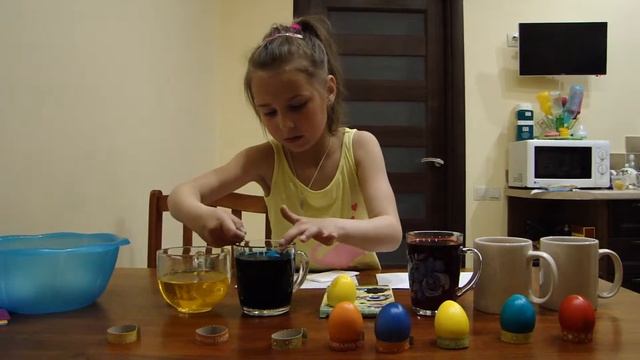 Красим и украшаем яйца и куличи к пасхе. смотреть онлайн