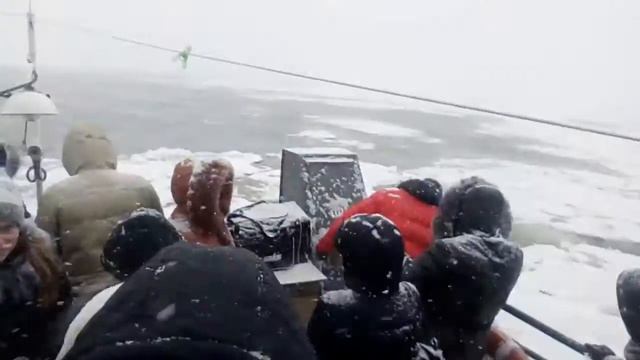 Вот так переплываем Ангару🌊😱😏 смотреть онлайн