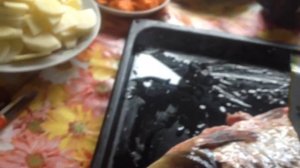 Запекаю сазана с картофелем и морковью в духовке