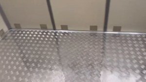 Установка напольного покрытия из рифленого алюминия.